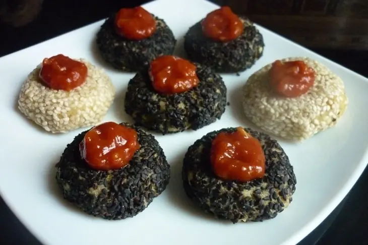 Картофельно-грибные мини-котлетки с пряным соусом: шаг 6