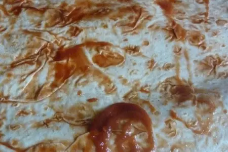 Лавашные чипсы с сыром, зеленью, беконом и кетчупом: шаг 2