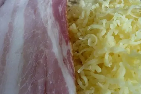 Лавашные чипсы с сыром, зеленью, беконом и кетчупом: шаг 3