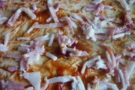 Лавашные чипсы с сыром, зеленью, беконом и кетчупом: шаг 4