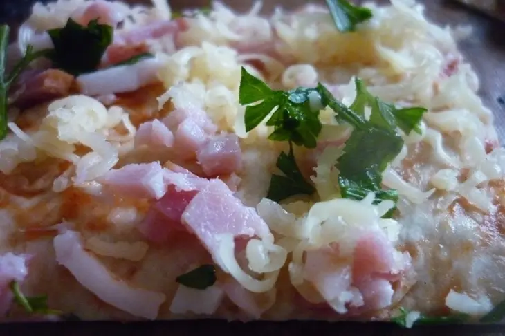Лавашные чипсы с сыром, зеленью, беконом и кетчупом: шаг 5