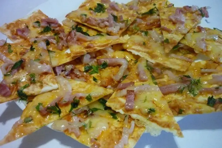 Лавашные чипсы с сыром, зеленью, беконом и кетчупом: шаг 6