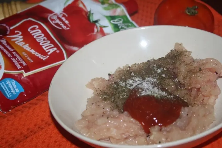 Слоеные улитки-ассорти с курицей и сыром: шаг 2