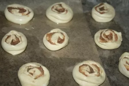 Слоеные улитки-ассорти с курицей и сыром: шаг 5