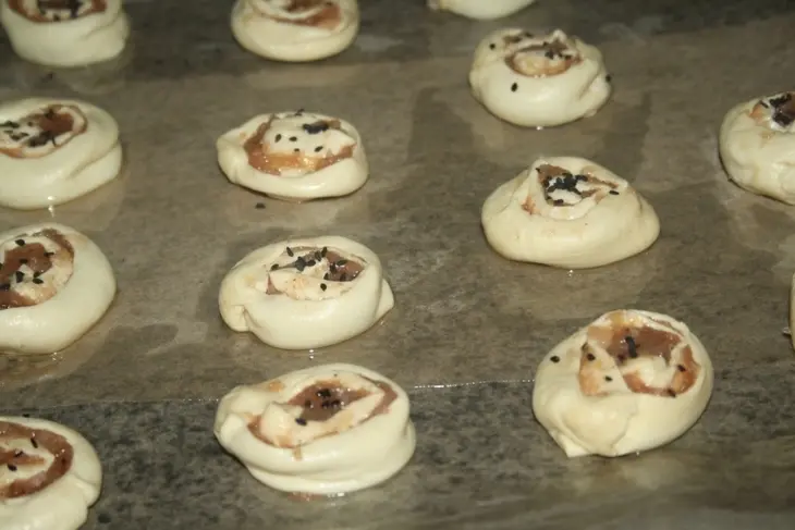 Слоеные улитки-ассорти с курицей и сыром: шаг 6