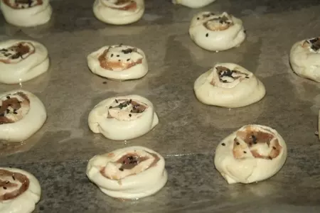 Слоеные улитки-ассорти с курицей и сыром: шаг 6
