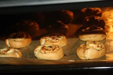 Слоеные улитки-ассорти с курицей и сыром: шаг 7