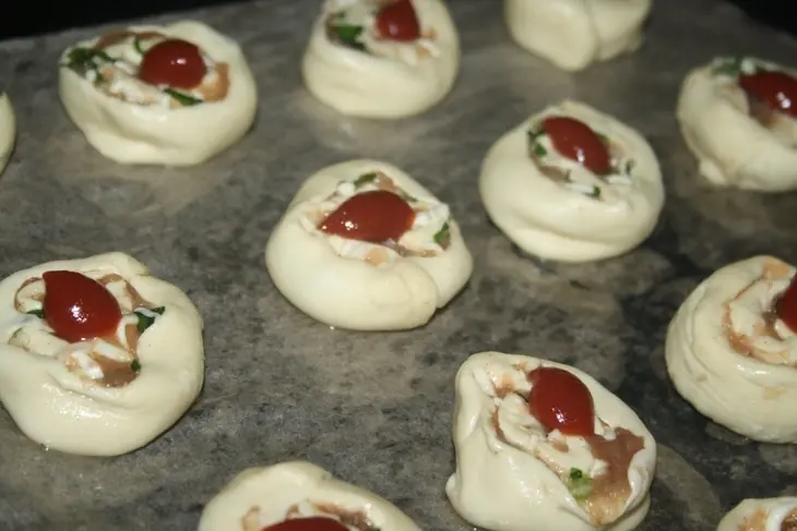 Слоеные улитки-ассорти с курицей и сыром: шаг 9