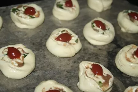 Слоеные улитки-ассорти с курицей и сыром: шаг 9