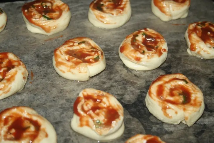 Слоеные улитки-ассорти с курицей и сыром: шаг 10