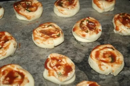 Слоеные улитки-ассорти с курицей и сыром: шаг 10