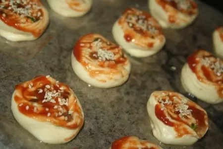 Слоеные улитки-ассорти с курицей и сыром: шаг 11