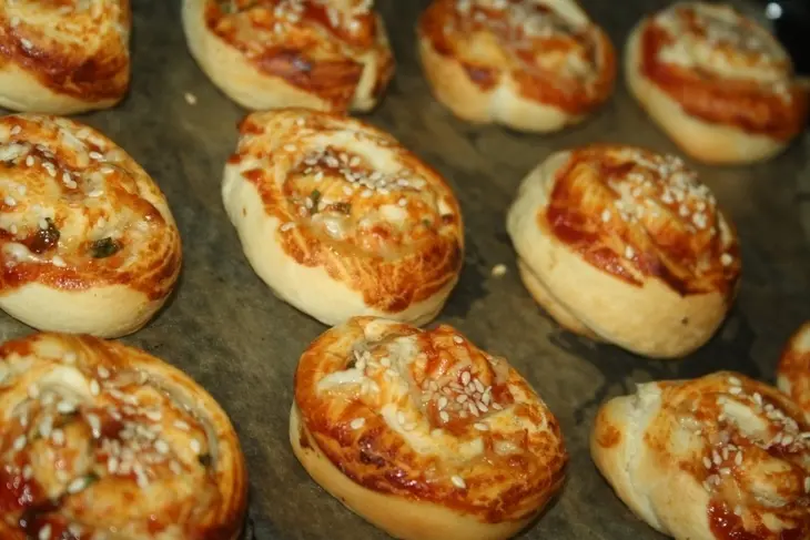 Слоеные улитки-ассорти с курицей и сыром: шаг 12