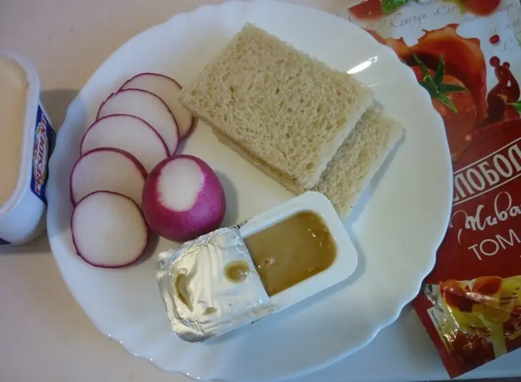 Сэндвич с редисом, плавленным сыром и пикантным соусом: шаг 1
