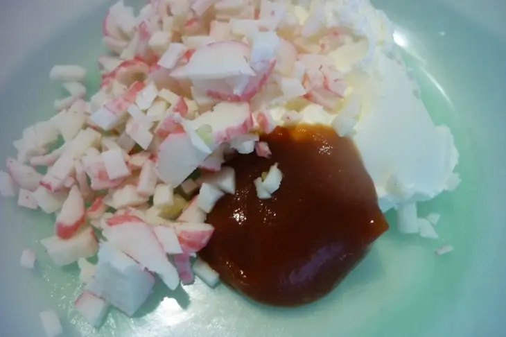 Роллы из огурца с крабовыми палочками: шаг 3