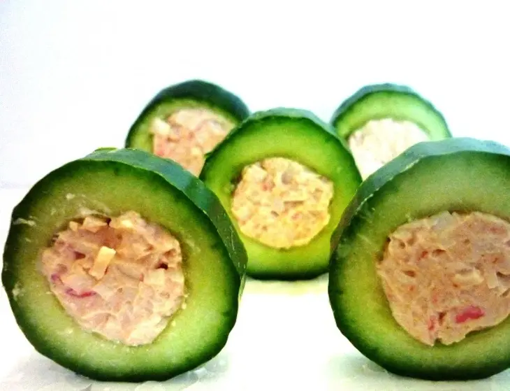 Роллы из огурца с крабовыми палочками: шаг 4