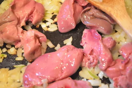 Тарталетки с куриной печенкой и томатно-сметанным кремом: шаг 3