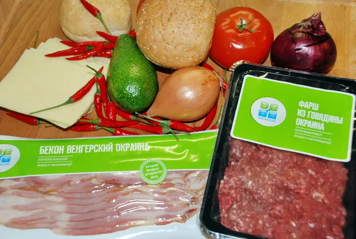 Бургер с говяжьей котлетой, беконом и соусом из авокадо и помидора. тест драйв с окраиной: шаг 1