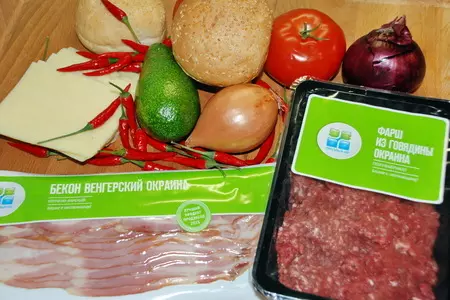 Бургер с говяжьей котлетой, беконом и соусом из авокадо и помидора. тест драйв с окраиной: шаг 1