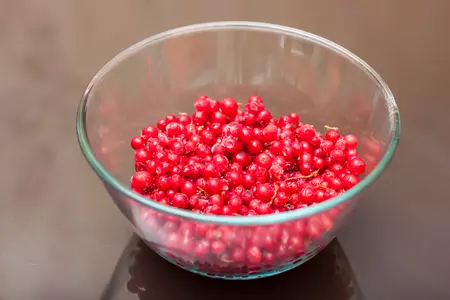 Желе из красной смородины и жгучего зеленого перца: шаг 1