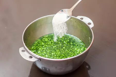 Желе из красной смородины и жгучего зеленого перца: шаг 8