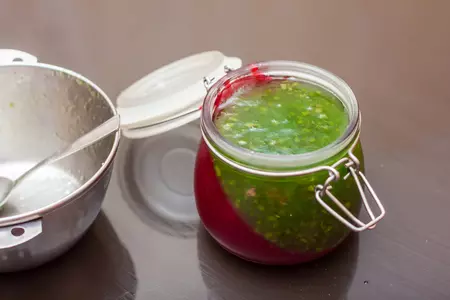 Желе из красной смородины и жгучего зеленого перца: шаг 10