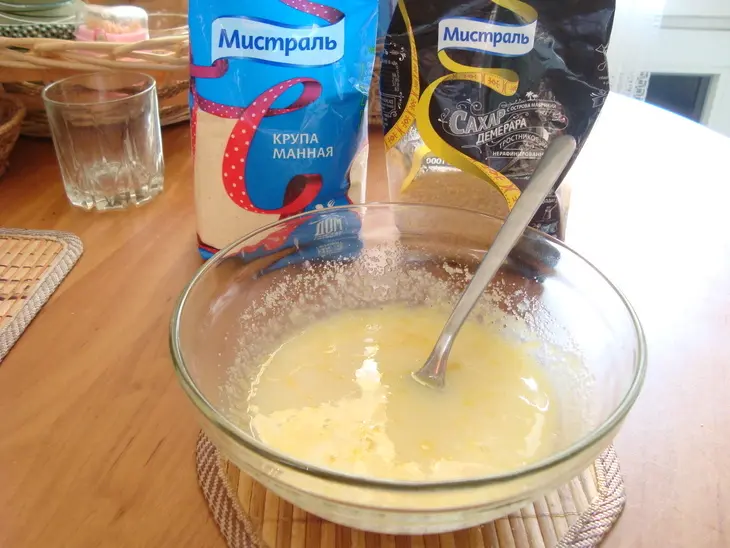 Кекс манный с какао и сиропом: шаг 1