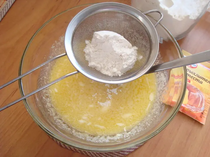 Кекс манный с какао и сиропом: шаг 3