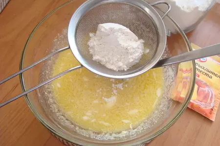 Кекс манный с какао и сиропом: шаг 3