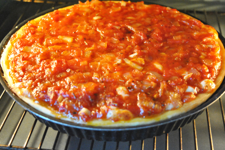 Мясной пирог с грудинкой, моцареллой и томатным соусом «праздник вкуса». тест-драйв с "окраиной": шаг 15