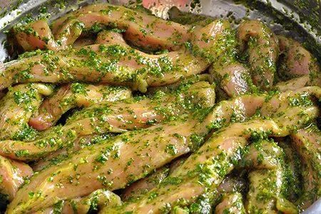 Шашлычки-гриль с сырокопченой грудинкой в зеленом маринаде: шаг 4