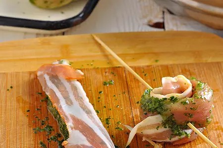 Шашлычки-гриль с сырокопченой грудинкой в зеленом маринаде: шаг 5