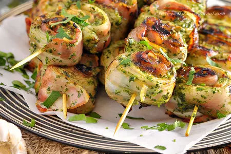 Шашлычки-гриль с сырокопченой грудинкой в зеленом маринаде: шаг 8