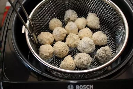 Теплый картофельный салат "по-деревенски": шаг 7