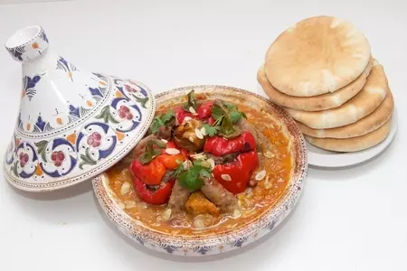 Тажин с говяжьими колбасками, фаршированными перцами в тыквенном соусе с сухофруктами и миндалем. тест-драйв с окраиной: шаг 5