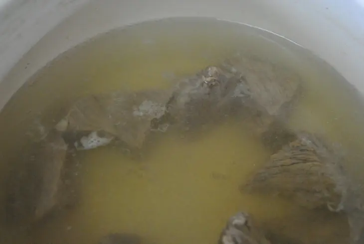 Борщ из квашенной капусты с чесночными свинками: шаг 1