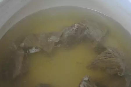Борщ из квашенной капусты с чесночными свинками: шаг 1