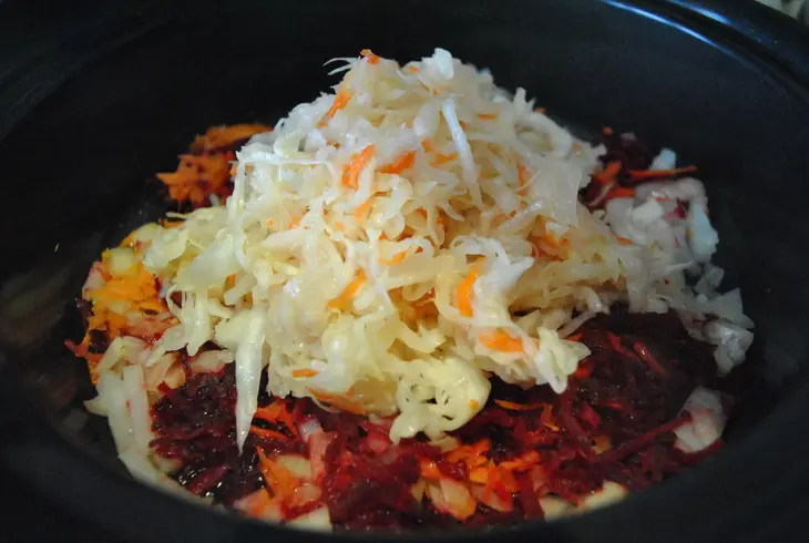 Борщ из квашенной капусты с чесночными свинками: шаг 3