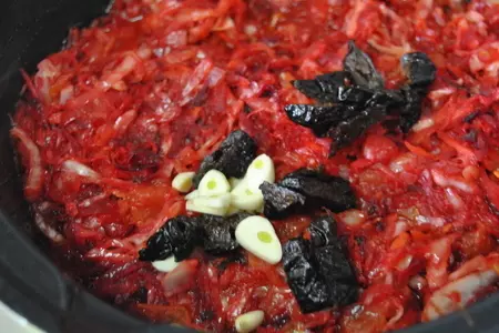Борщ из квашенной капусты с чесночными свинками: шаг 5