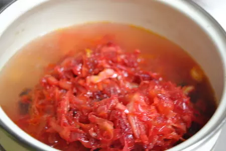 Борщ из квашенной капусты с чесночными свинками: шаг 7