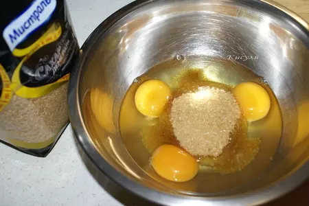 Медовый торт с черносливом и грецкими орехами: шаг 1