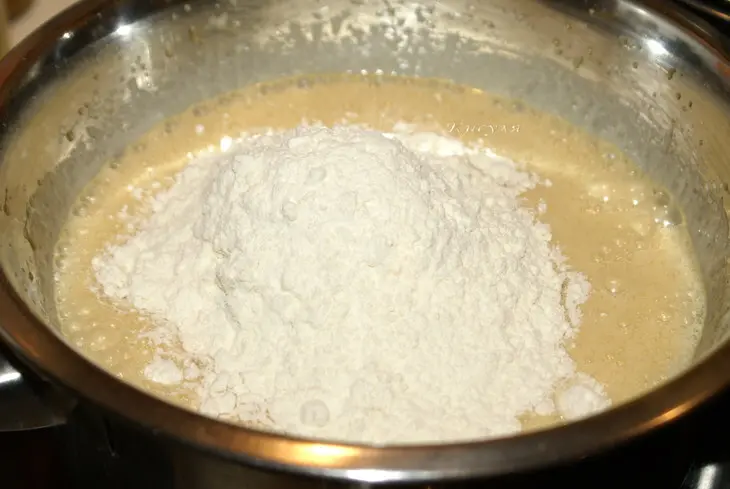 Медовый торт с черносливом и грецкими орехами: шаг 3