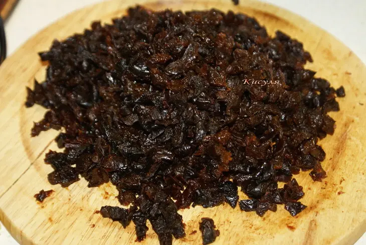 Медовый торт с черносливом и грецкими орехами: шаг 8