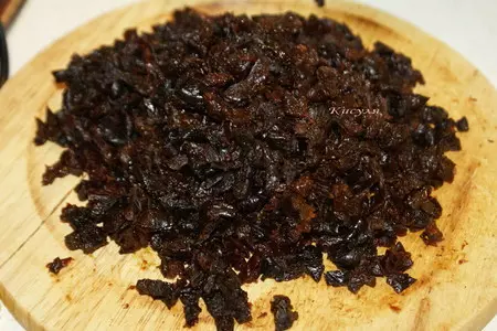 Медовый торт с черносливом и грецкими орехами: шаг 8