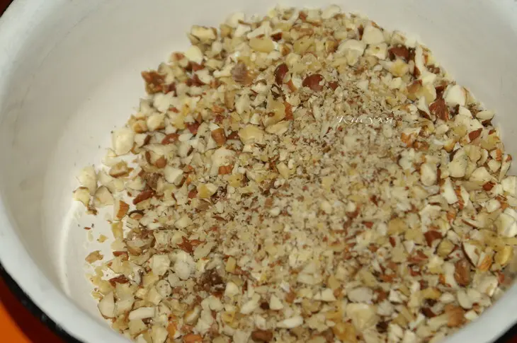 Медовый торт с черносливом и грецкими орехами: шаг 9