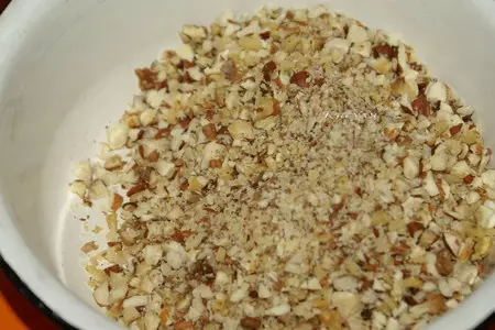 Медовый торт с черносливом и грецкими орехами: шаг 9