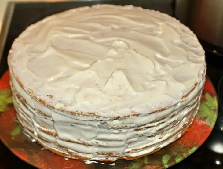Медовый торт с черносливом и грецкими орехами: шаг 13