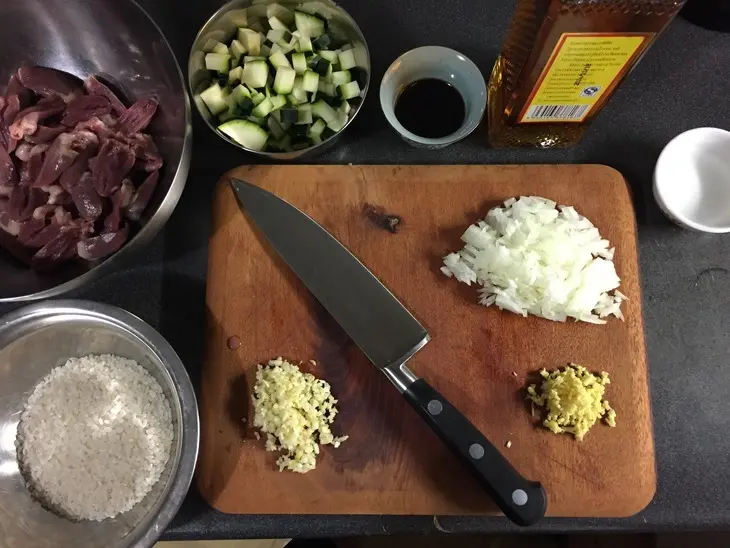 Цукини жареный с рисом и куриными сердечками: шаг 1
