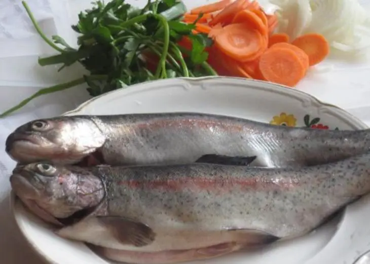 Форель речная тушёная с овощами: шаг 1