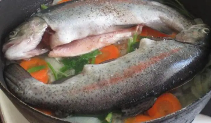 Форель речная тушёная с овощами: шаг 3